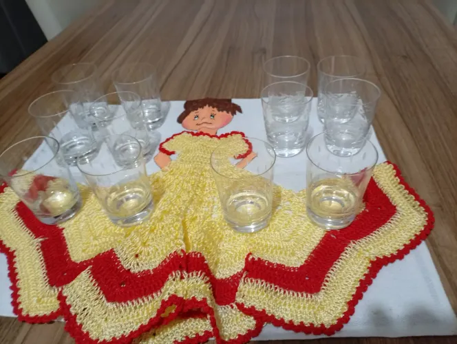12 copos de cristal licor, 60 reais 