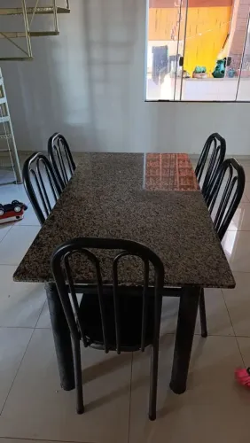 Mesa com cinco cadeiras