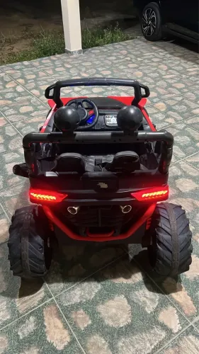 VENDO CARRINHO COM CONTROLE , PEGA PENDRAIV , AR , LED 2 BATERIA TUDO FUNCIONANDO 