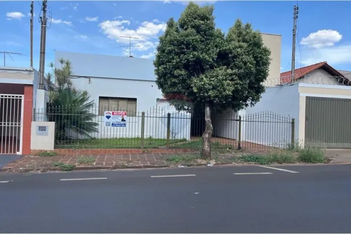 Casa Para Locação, Com Ótima Localização No Centro em Ituiutaba-MG.