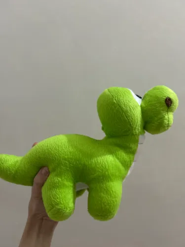 dinossauro de pelúcia verde