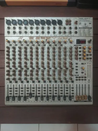 Mesa de Som Behringer Eurorack UB2442FX-PRO
