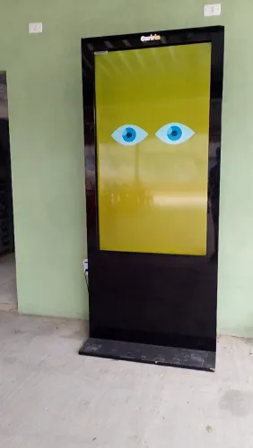Totem publicitário em MDF tela de 65 polegadas