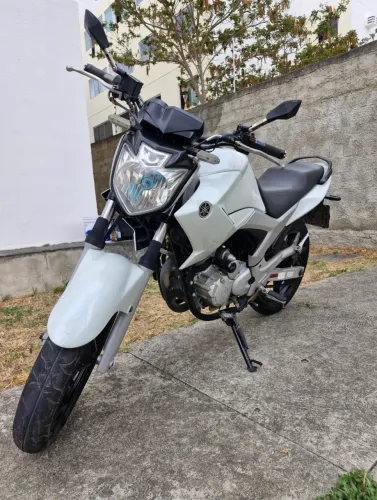 Yamaha Fazer YS 250 2014 Branca - Documentação em Dia