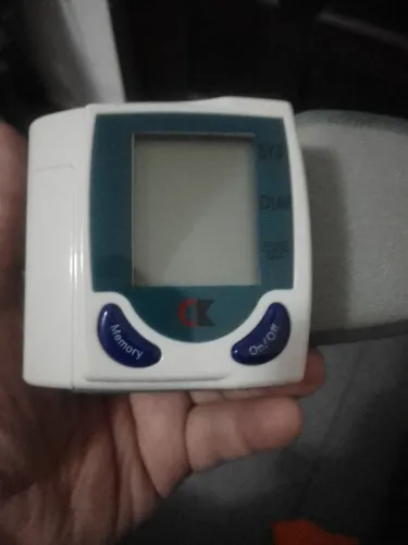 Aparelho de pressão digital de pulso branco