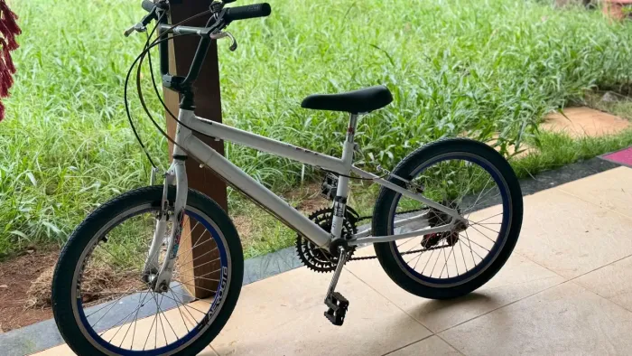 Bicicleta aro 20 com marchas - muito conservada