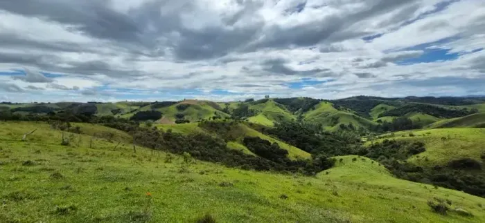 SÍTIO PRÓXIMO AO ASFALTO COM PASTO FORMADO EM CUNHA-SP