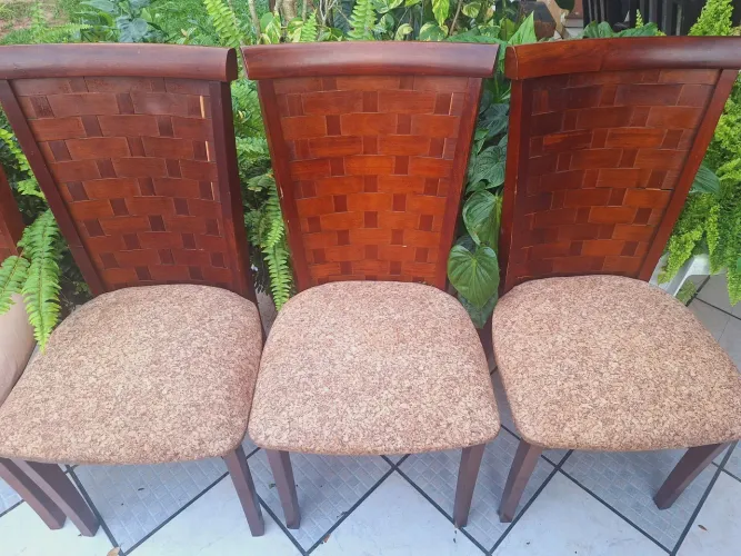 8 cadeiras Por R$ 500 , precisa trocar o forro de 1 cadeira ou pode colocar capas,