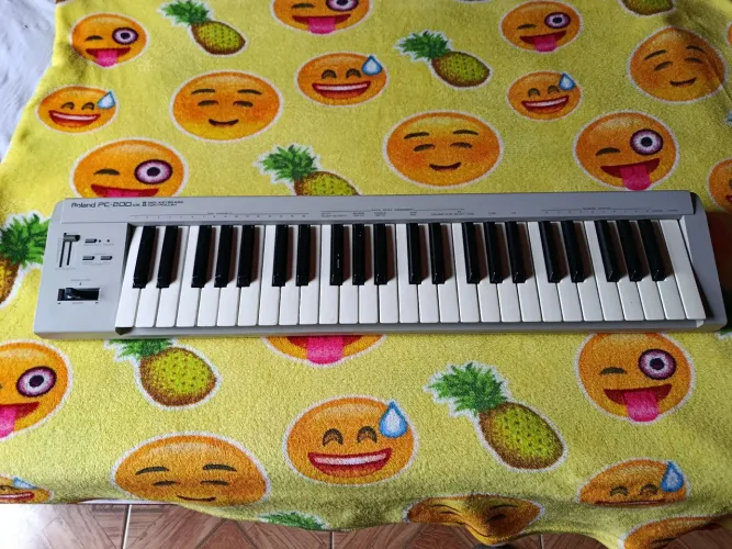 Teclado controlador midi Roland PC 200