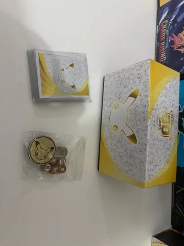 Caixa etb vazia Pokémon 30 anos com sleeves, moeda e dados