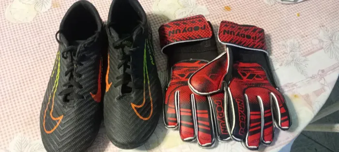 Chuteira society masculina em ótimo estado, acompanha luva goleiro society