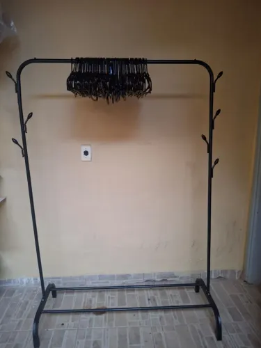Kit com 3 Araras de metal para roupas