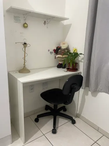 Escrivaninha com cadeira