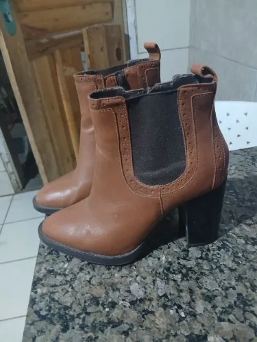 Bota cuturno de couro e salto