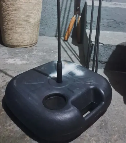 Base plástica preta para guarda-sol, ombrelone ou wind banner