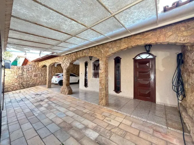 Casa com 04 quartos, 02 suíte e 5 vagas no bairro Tirol/BH!
