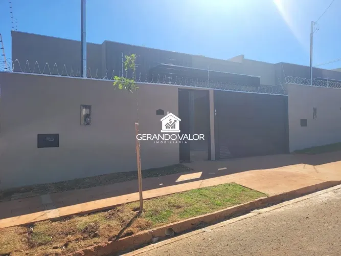 3 quartos sendo uma Suíte e garagem coberta