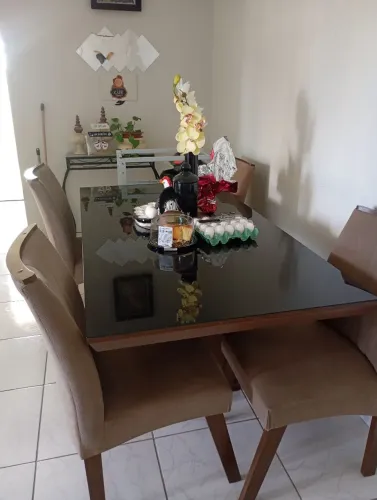 Mesa grande muito conservada