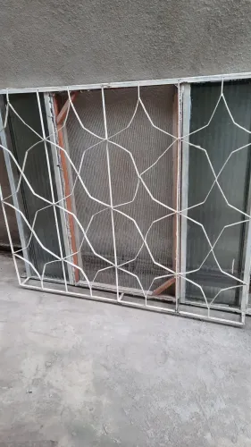 Vendo janela de ferro com grade só  estalar 120×100