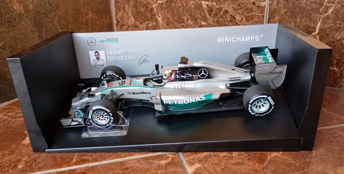 Miniatura Formula 1 Mercedes W05 Lewis Hamilton World Champion 2014 Minichamps 1/18