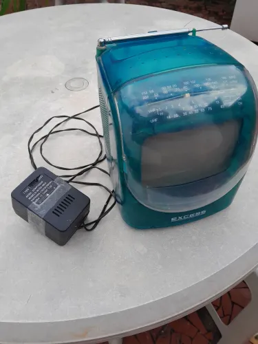TV portátil EXCESS 5 pol com rádio am/fm + adaptador 110/220v
