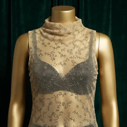Blusa estilo Boho Chic transparente com detalhes em preto e dourado em relevo