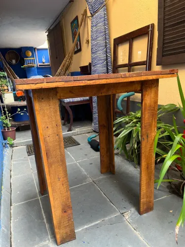 Mesa rústica de madeira de pallet vernizada 