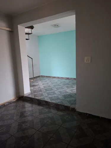 Alugo casa  só no lote