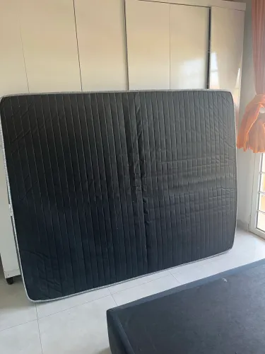 Vendo base cama Quenn com colchão