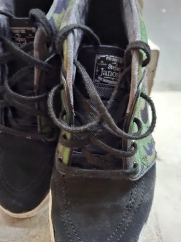Tênis esportivo Nike semi novo, ótimo para caminhada e skate.