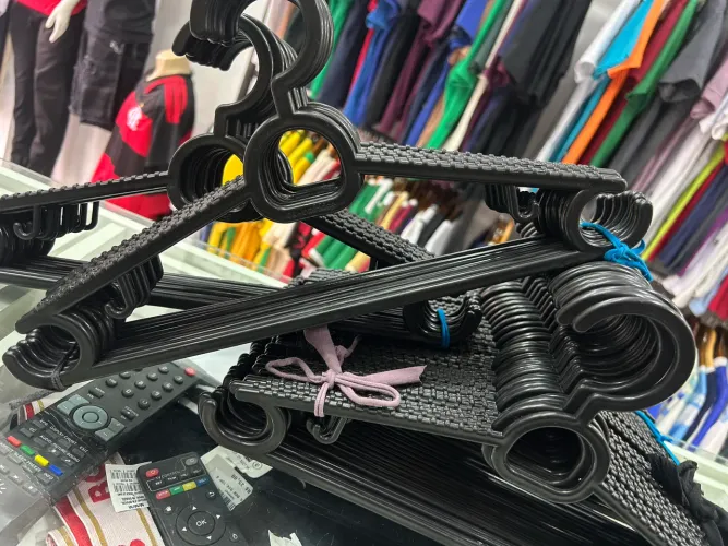 Kit com 58 cabides na cor preta