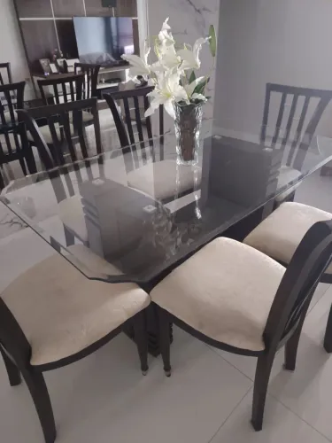 Belíssima sala de jantar com 6 cadeiras super conservadas 