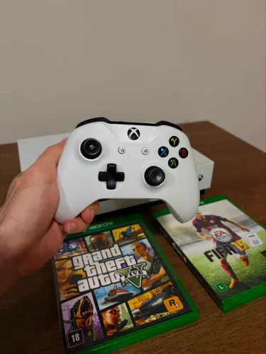 Xbox One S 500GB com Controle + 2 Jogos
