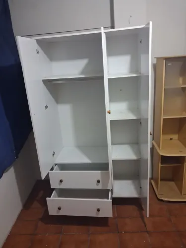 Vendo guarda roupa solteiro, bem conservado e ótimo preço.