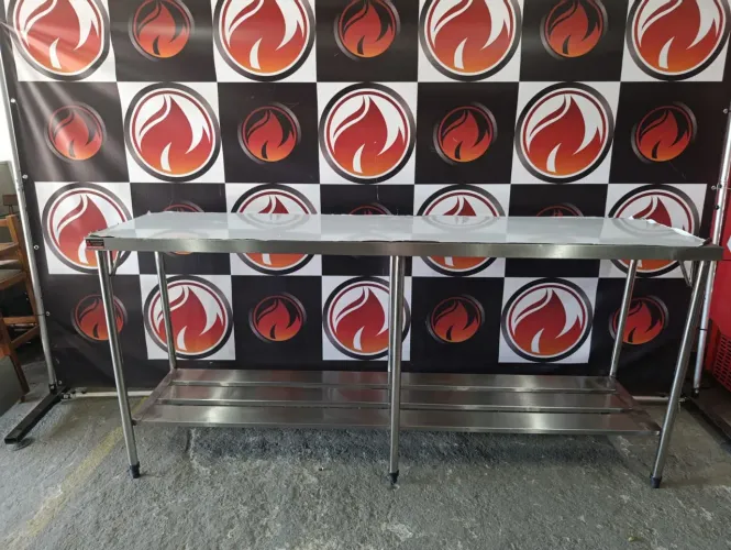 Mesa lisa com prateleira inferior vazada toda no aço inox nova com preço de usada <br>