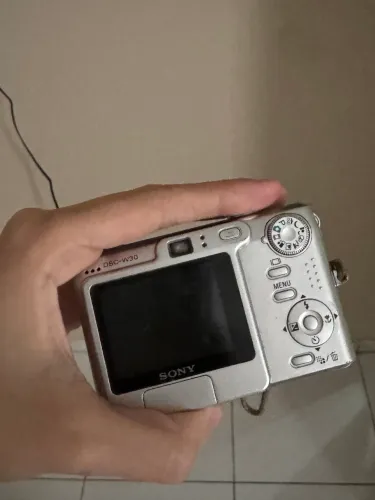 Sony Cyber-shot DSC-W30 - Relíquia Y2K | Carl Zeiss | 6 MP