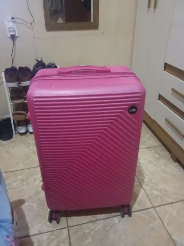 Vendo essa mala rosa ?