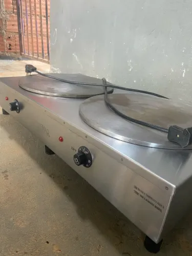 Vende-se Chapa Máquina De Crepe Francês/ Panquequeira Dupla Elétrica Ademaq Cor Prateado