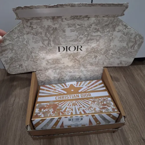 Sacola e caixa de papelão Christian Dior