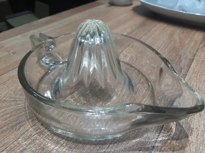 Espremedor de laranja - limão antigo e grande - Feito em vidro grosso (vidrão) Vintage.