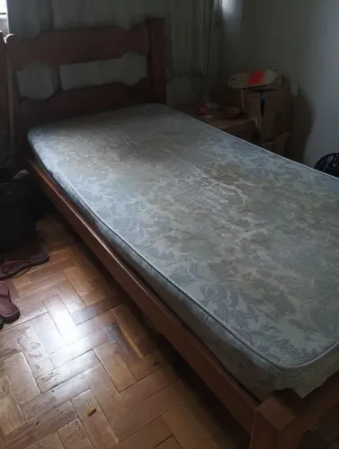 Cama antiga (madeira de excelente qualidade)