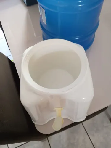 Galão de 20 L de água e suporte