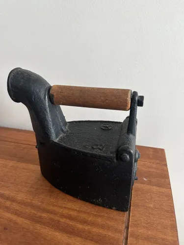 Ferro de Carvão Antigo para Decoração - Excelente Estado