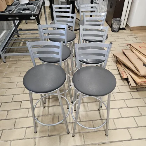Kit 8 banquetas altas cinzas com assento estofado preto
