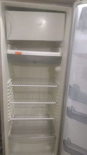 Geladeira 220w, valor 350,00 reais. Vendo geladeira, motivo da venda é mudança