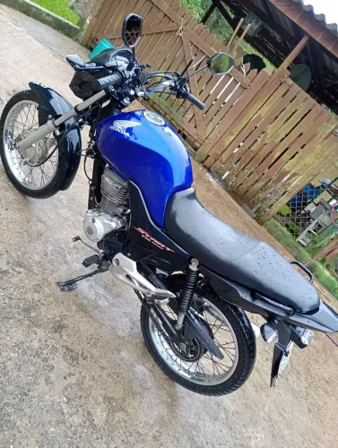Moto bem conservada porém está baixando óleo