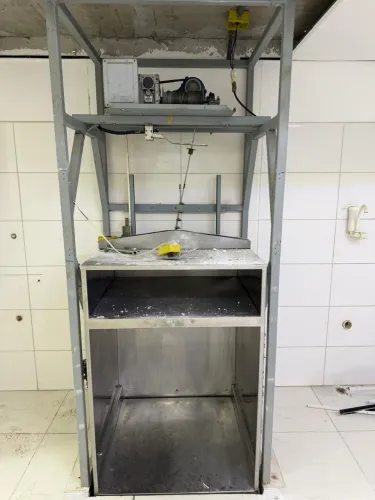 Elevador de carga pequeno
