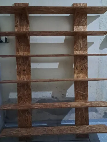 Vendo uma prateleira em Madeira OSB medindo 2,00 X 1,50 
