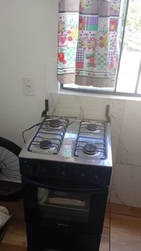 Cama, fogão, geladeira, pia com balcão, armários, máquina e mais....
