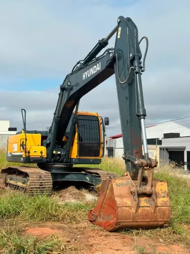 ESCAVADEIRA HYUNDAI R220LC-9